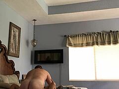 Amatérsky pár si užíva tvrdý sex vo svojom dome
