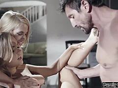 Покретни отац и ћерка уживају у тројци са маћехама са великим сисама и пенисом