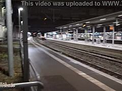 Göğüslü sarışın Almanlar, kamusal tren istasyonunda ateşli seks yapıyor