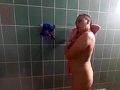 Регина Ноар, голая домработница, принимает душ и брит свою киску под наблюдением