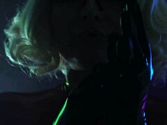Arya Grander, seorang wanita dominan berpakaian lateks, menggoda dengan keterampilan ASMR-nya untuk sesi fetish Halloween