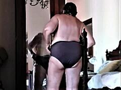 Voyeurové zachycují zralou ženu v nahých kalhotkách na skryté kameře během dovolené