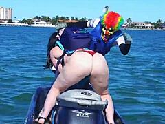 Virgo periot e mandimayxxx si alternano per farsi scopare da Gibby il clown su un jet ski in mezzo all'oceano