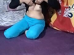 Pakistanska milf uživa v medrasnem seksu s svojim možem