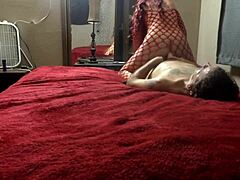 Азиатската аматьорка Мисти Съмърс е заснета на камера да прави анален секс