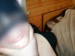 Възбудена възрастна жена задоволява своите BDSM желания с домашен секс и опипване на лицето