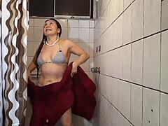 Eine sinnliche MILF schmückt sich mit ihrem gesunden Körper in der Dusche