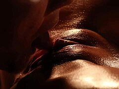 Zinnelijke massage met een kromme pornoster in lingerie