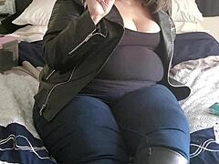 Amatör vackra feta kvinnor Abby visar upp sin rökning fetisch i läder
