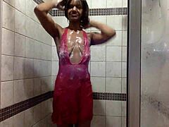 Ebónová MILFka má vlhkú sprchu a hraje sa v ružových krajcových nohavičkách