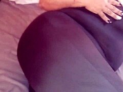 MILF-grootmoeder pronkt met haar grote kont in een bodysuit