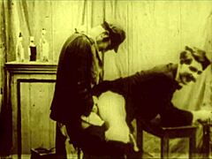 Vintage lezbične fafanje in retro seks v klasičnem videu Dark Lantern Entertainments