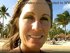 Una chica solista de la playa se muestra en un video softcore