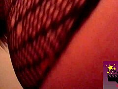 Latina-pornotähti esittelee isoja rintojaan ja rinnoittelevaa vartaloaan