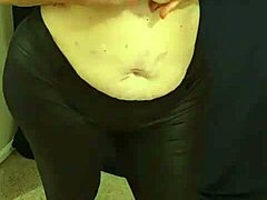 Eine dicke MILF mit großen natürlichen Brüsten tanzt und masturbiert in einem rosafarbenen Mikrobikini, bevor sie Lotion benutzt
