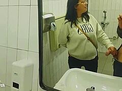 Eine vollbusige Latina wird von einem Fremden im öffentlichen Badezimmer gefickt