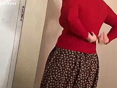 Amatérska moslimská mama s veľkými prsiami a zadkom je šukaná v tureckom porno videu