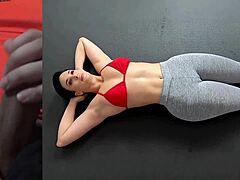 Спортивная фитнес-модель занимается сексом с большой задницей и анальными упражнениями