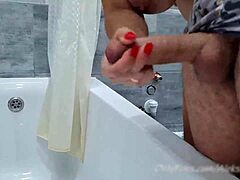 Una pareja amateur se masturba en el baño