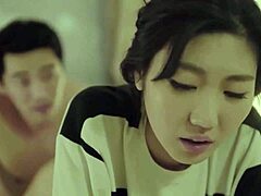 Ibu tiri Korea menjadi nakal dengan pesakit mudanya dalam video HD18plus