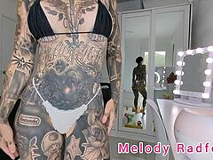 Melody Radford transz szépség HD videója, aki mikró bikinit és csipke g-szálat próbál fel