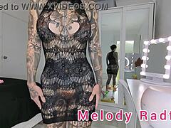 Melody Radford, en amatørbrunette, prøver på rent undertøy