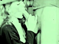 Segreti tabù della matrigna matura in un video di famiglia vintage
