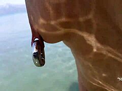Ερασιτεχνικό σπιτικό βίντεο μιας καυτής και σέξι μαμάς με ακραίες τρύπες και δαχτυλίδια αλλαγής μουνιού στην παραλία