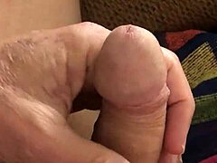 Amatör nära bild på en mogen gays penis