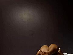 Egy afrikai-amerikai MILF-t megdugják a dús fenekével és melleivel