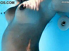 ليزي كاتي ، امرأة روسية ناضجة ، تستمتع في الحمام مع ثدييها الضخمين