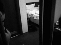 Anna, seorang MILF Rusia, memberikan blowjob pada zakar yang besar di dalam bilik hotel