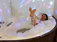 Jacuzzi-Bad für heiße MILF mit kurviger Figur