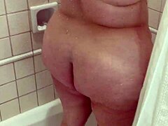 אישה חובבת עם חזה טבעי גדול ותחת מקלחת בחדר המלון שלנו