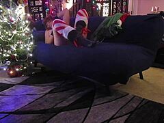 Steffis, una mujer pelirroja, disfruta de un doble placer vaginal en su coño durante la víspera de Navidad