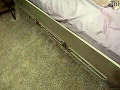 Azjatycka pasierbica zostaje zerżnięta przez ojczyma w łóżku