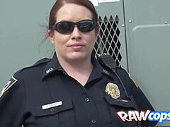 Interracial trekant med smukke fede kvindelige politifolk og en stor penis
