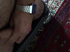 Ένα όμορφο αγόρι από το Ιράν με μεγάλο πέος είναι άτακτο στην κάμερα