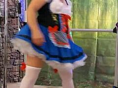 Eine in Halloween-Kostümen gekleidete Hotwife wird in einem hausgemachten Video unartig