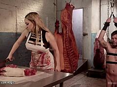 Klip kinky menunjukkan seorang tukang daging MILF menempelkan pengirim dengan dildo