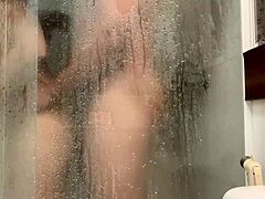 Et amatørpar nyter dampende analsex og onani i badet