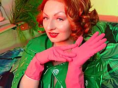 آريا جراندر ، MILF ذات الشعر الأحمر ، تغوي وتثير في فيديو جنسي مع قفازات وردية