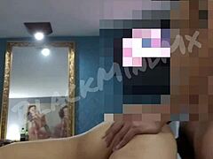 Una adolescente messicana ha un intenso orgasmo in una stanza d'albergo