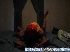 一个黑人女人在一段真实的色情视频中耀她开的阴道