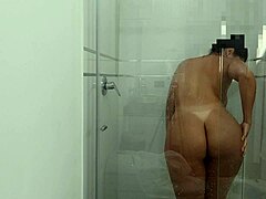Latina Stiefschwester wird von einer versteckten Kamera erwischt, während sie mit einem großen Arsch duscht