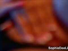 Sophie Dee, uma milf peituda, lambe sua boceta molhada