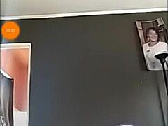 Una MILF negra muestra su cuerpo en un video de twerk