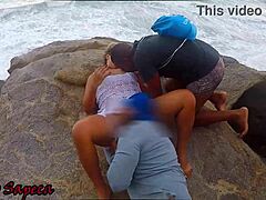 Amante y Cruz da Galera se ensucian en las rocas de la playa