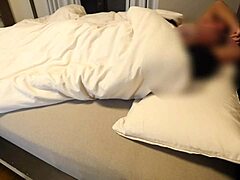 Vidéo maison d'une femme japonaise mature sans poils jouant anal avec un homme