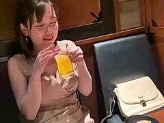 Nene Tanaka, una dea porno giapponese, recita in un lungometraggio con un grosso culo e una sborrata vaginale
